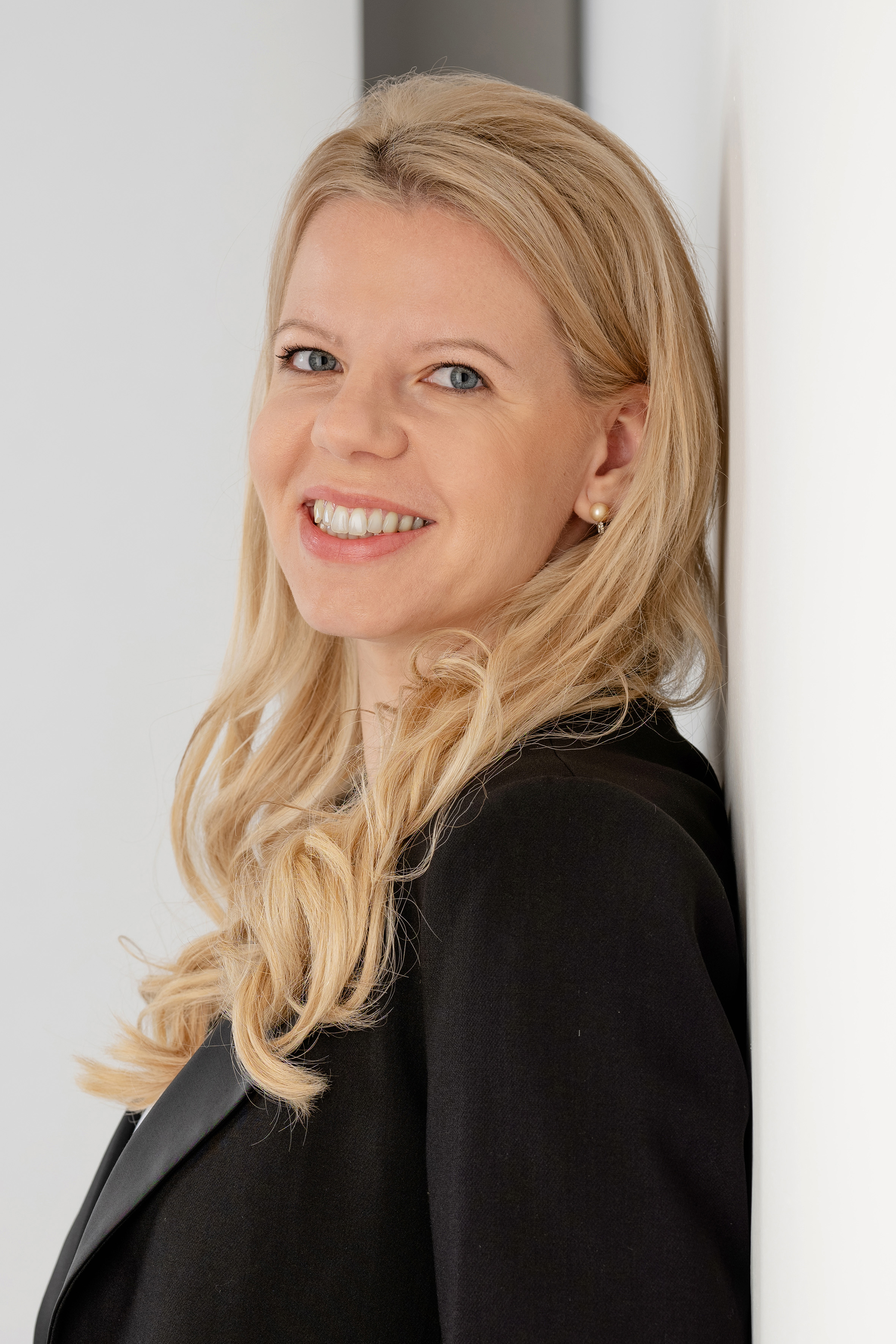 Dr. Perfaller Dóra, LL.M.